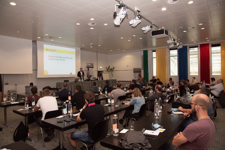 Il suffit de prendre un groupe de constructrices/constructeurs métallique motivés et de les envoyer dans les écoles pour faire découvrir aux jeunes le travail du métal